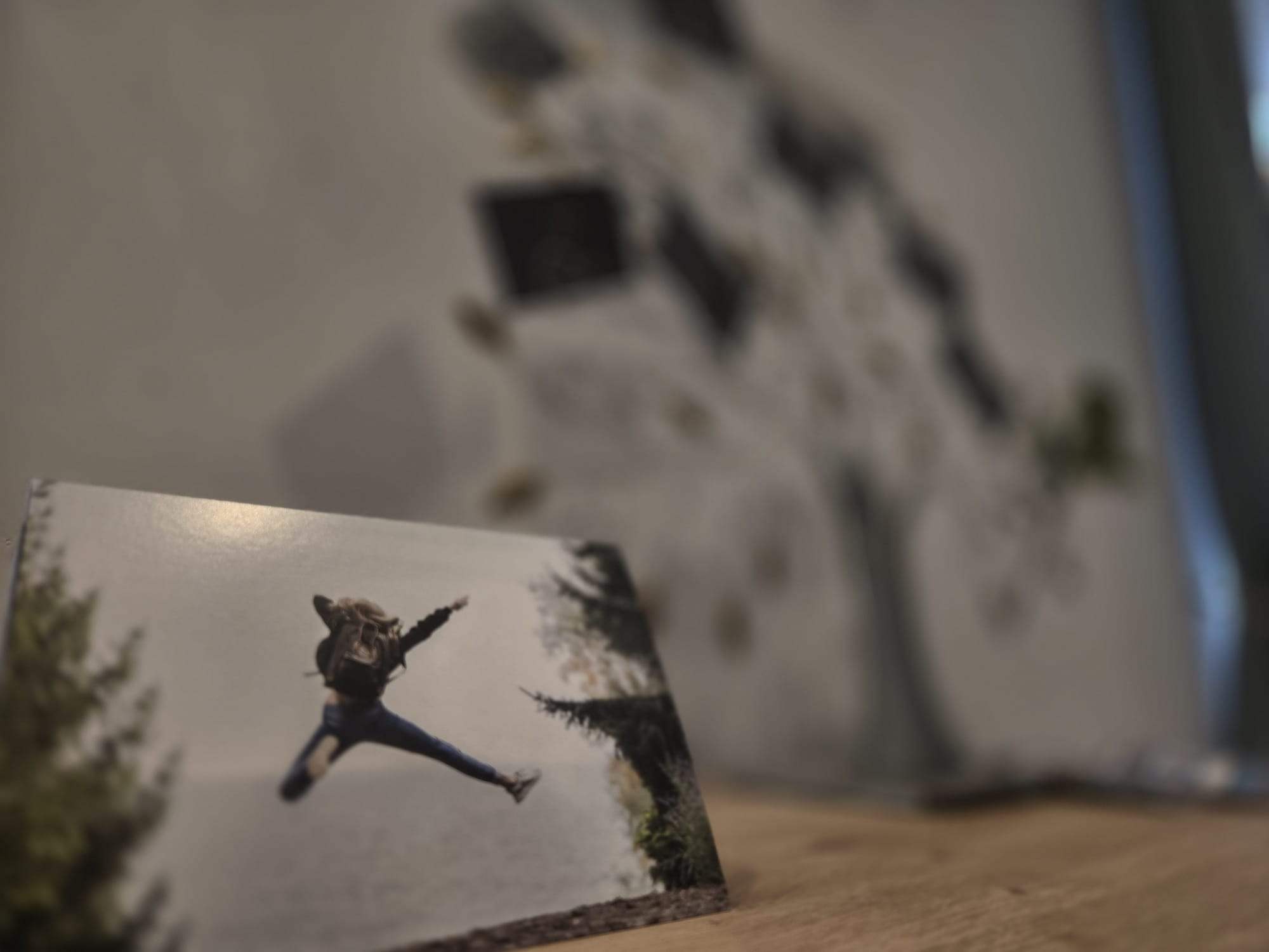 Ruhige Ecke mit B\u00fcchern und Holzspielzeug